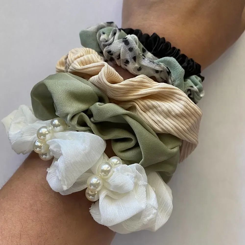 𝅺Set of 5 Scrunchies - White Embellished Print